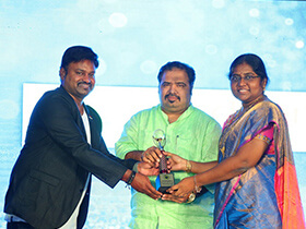 dr kranti vardhan taking radio city icon 2019 award