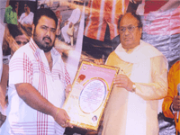 dr kranti vardhan taking vaidya ratna award