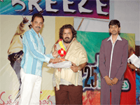 dr kranti vardhan taking ayurveda tapaswi award